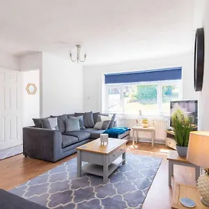 Modern Three Bedroom In Holiday home