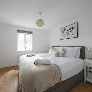 Stylish 2-bed Contractor Haven: Nec & Airport Proximity Holiday home